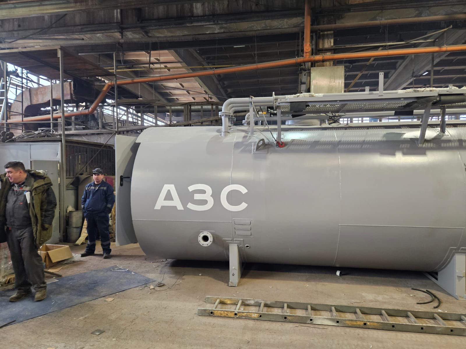 Резервуар АЗС на производстве с маркировкой «Азс»