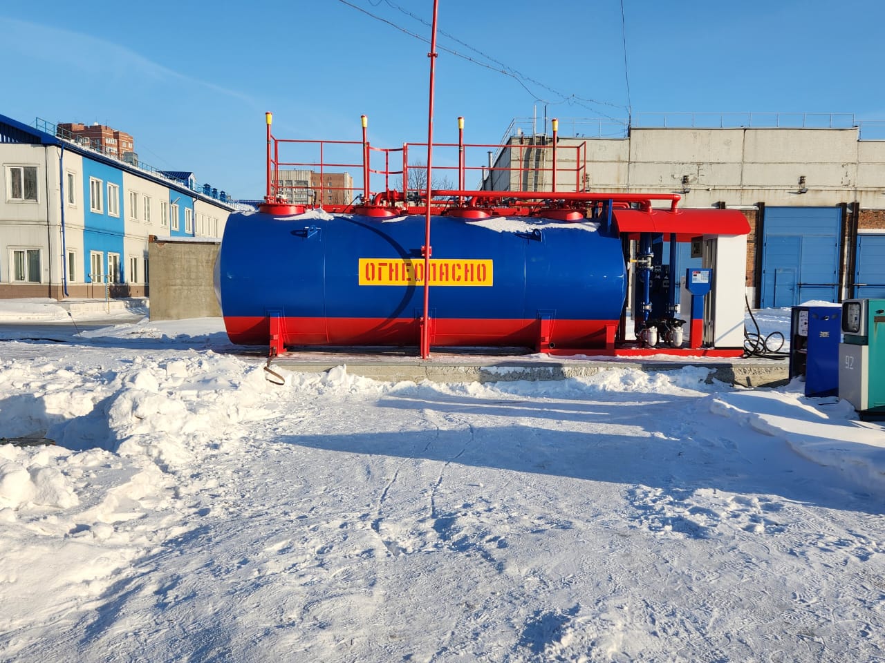 Ведомственная контейнерная АЗС в зимнем исполнении на территории автопарка