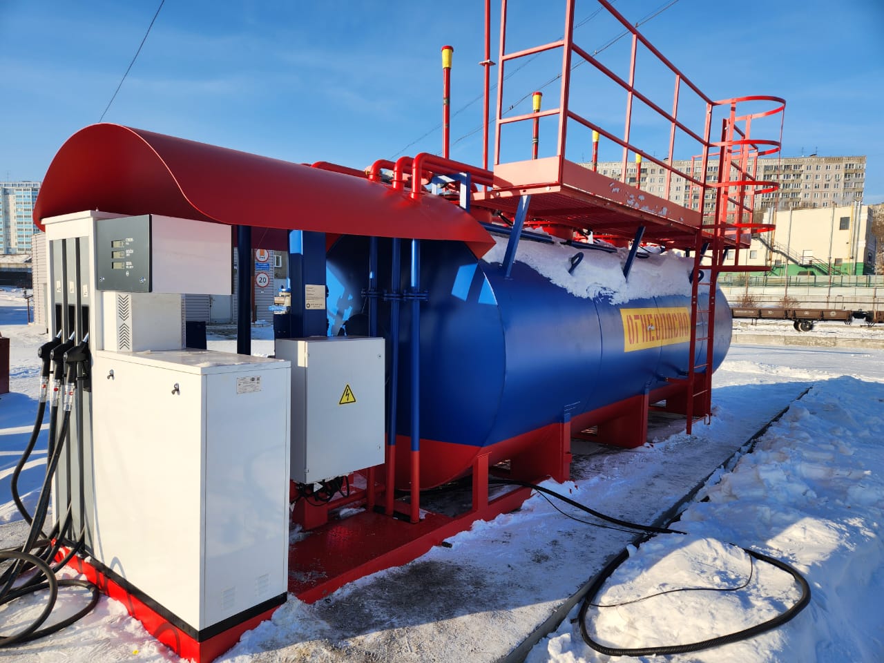Слив топлива из автоцистерны в ведомственную КАЗС при −25 °C